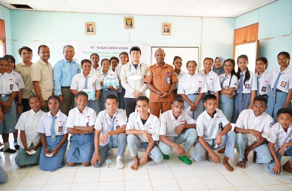Foto: kebersamaan antara pihak perusahaan TSE Group dan pihak sekolah SMK Negeri 3 Boven Digoel