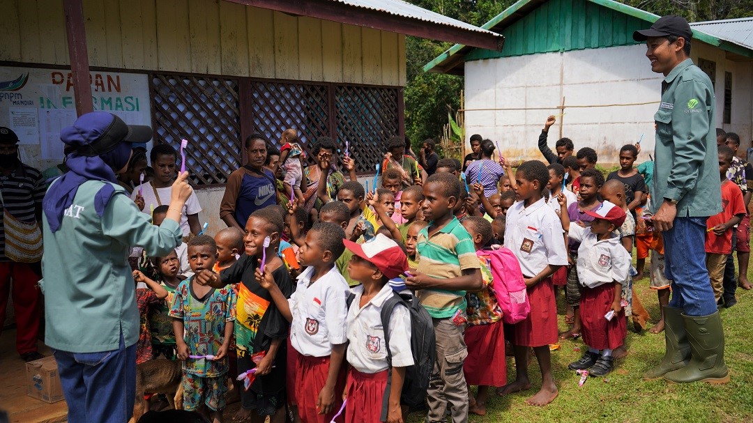 Pemberian sikat gigi dan sabun gratis kepada anak – anak 
