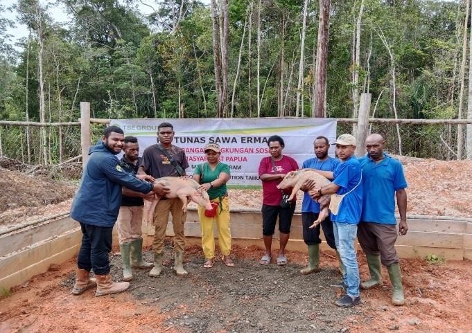 Foto: Penyerahan secara simbolis komoditas ternak babi dan Potret kandang Babi yang diserahkan kepada Kelompok Tani Pangin Hutan Mbian