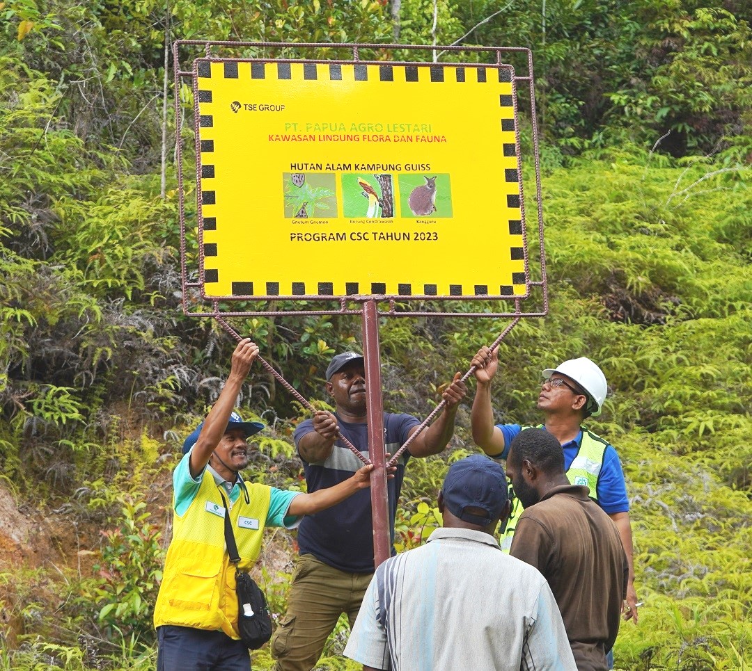 FOTO: Pemasangan papan himbuan kawasan hutan lindung flora & fauna sekaligus kegiatan edukasi melalui gambar-gambar hewan endemik.