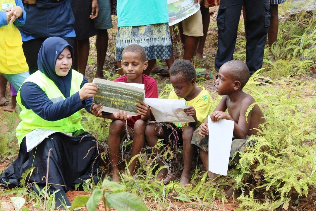 FOTO: Kampanye pelestarian lingkungan oleh PT PAL di Kampung Guiss Rawa Kasat